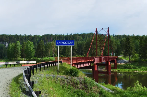 Bron bil genom floden — Stockfoto