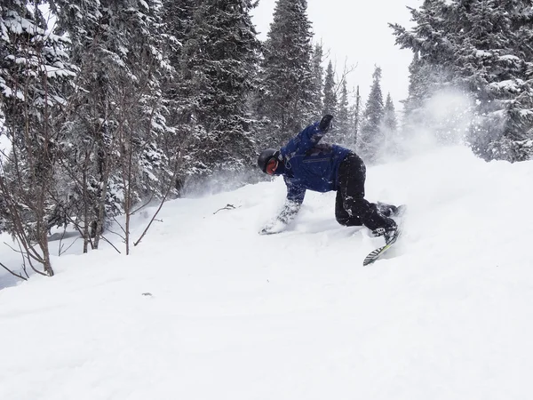 Snowboarder en una ladera de montaña — Foto de Stock