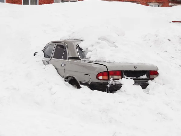 Carro sob a neve — Fotografia de Stock