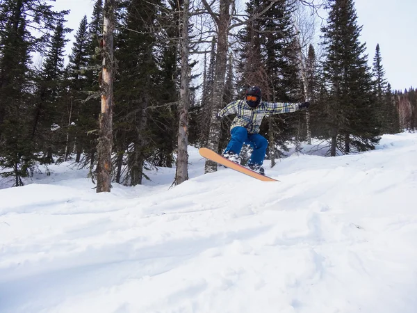 Snowboard olarak atlama — Stok fotoğraf