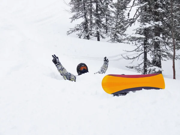 Сноубордист в снежном дрейфе — стоковое фото