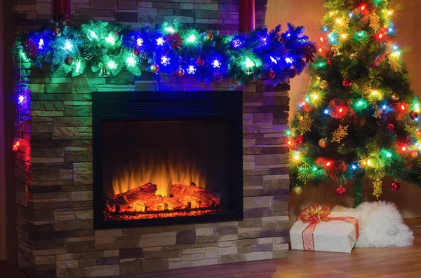 Chimenea eléctrica y árbol de Navidad Fotos De Stock Sin Royalties Gratis