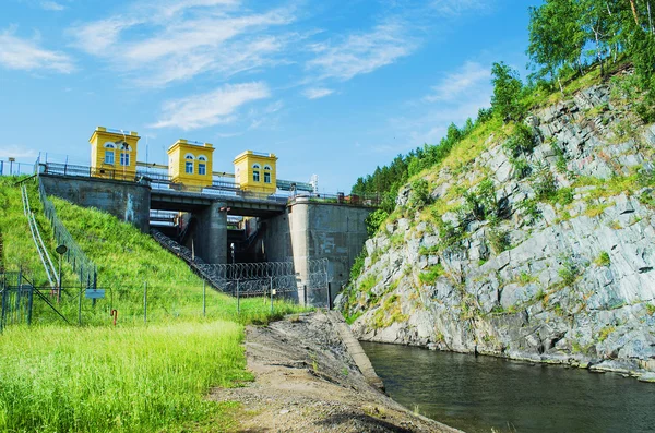 A barragem no reservatório de Beloyarsk — Fotografia de Stock