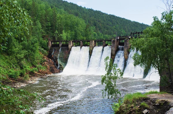 Dammen är vattenkraftverket — Stockfoto