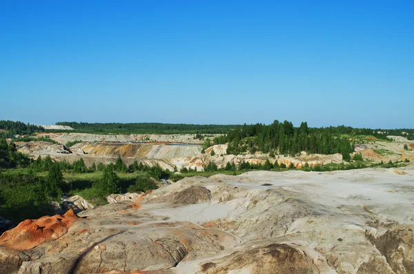 Övergivna insättningar av eldfasta leror — Stockfoto