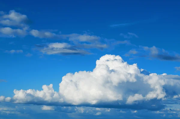 Grote witte wolk — Stockfoto
