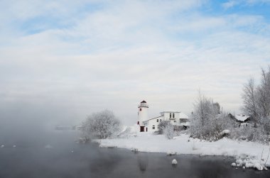 Sisteki kıyısında deniz feneri