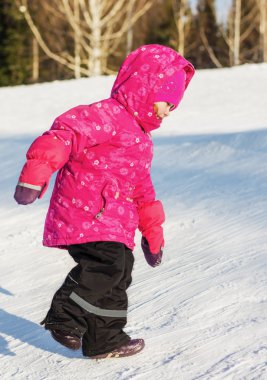 Bir yolda mutlu çocuk