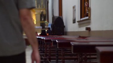 Adam diz çöker kilise Pew ve dua ediyor