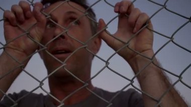 Bir tel çitin arkasında mücadele erkek