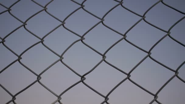 İki erkek eli kapma çit arkadan tel — Stok video