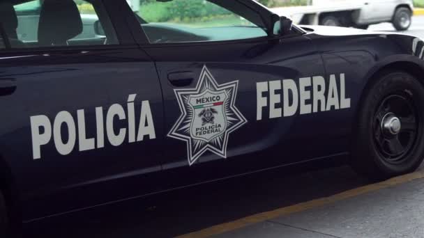 Voiture de police fédérale mexicaine devant l'aéroport de Mexico — Video