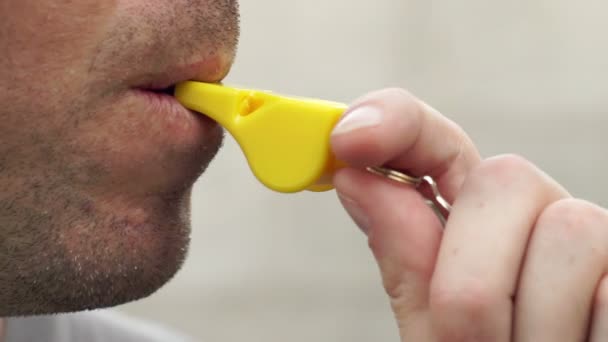 Man Whistle Sideview Fechar — Vídeo de Stock