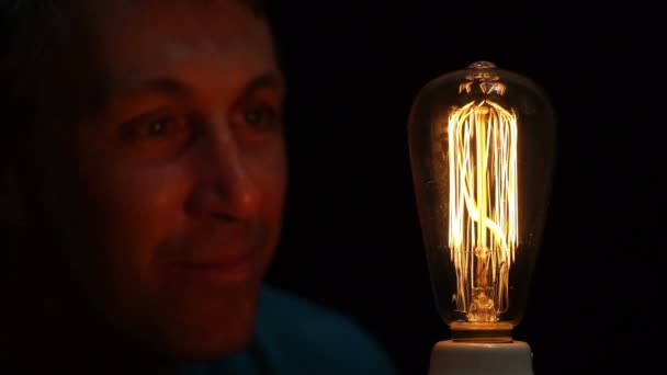 Muž starožitný žárovky žárovka pobavení — Stock video