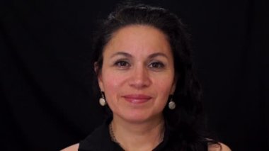 Siyah ön yüzünde izole kadın portre orta yaşlı