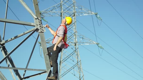 El trabajador eléctrico de poste de alta tensión pulsa hacia arriba — Vídeo de stock