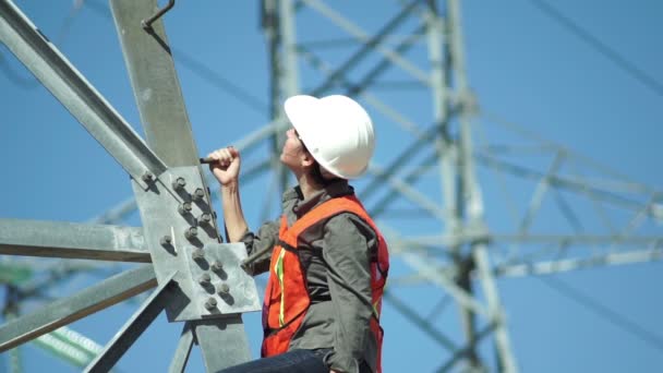 Elektrisk hög spänning pol kvinna Ok — Stockvideo