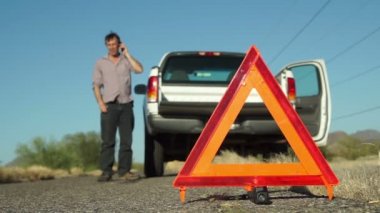 Acil durum üçgen adam telefonda Down kırık kamyon