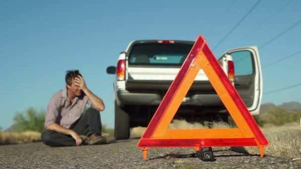 Acil durum üçgen erkek oturma aşağı kırık kamyon — Stok video