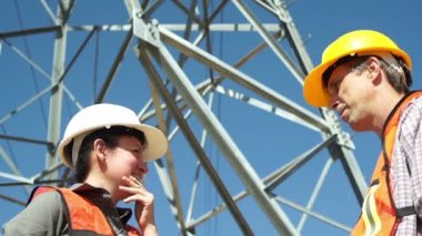 Elektrik işçileri işyeri romantik öpüşme