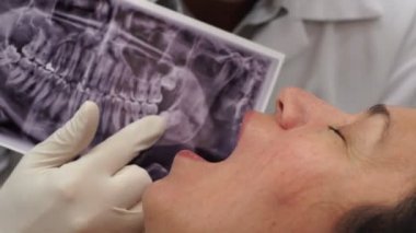 Xray hasta Closeup için gösterilen diş hekimi