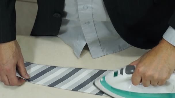 Geschäftsmann bereitet Eisen Krawatte vor — Stockvideo