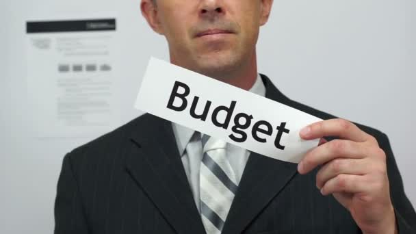 Empresário corta conceito de orçamento — Vídeo de Stock