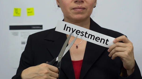 Une femme d'affaires réduit son concept d'investissement — Photo