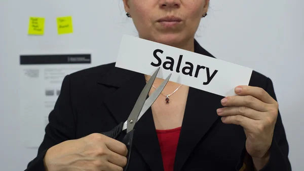Une femme d'affaires réduit le concept de salaire Images De Stock Libres De Droits