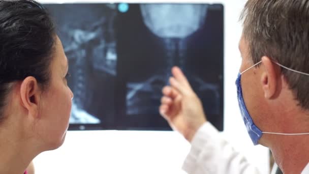 Doctor paciente hablando de rayos X del cuello — Vídeos de Stock