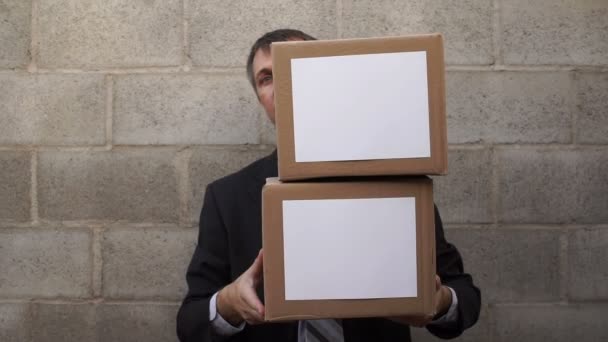 Homme d'affaires regardant de derrière des boîtes — Video