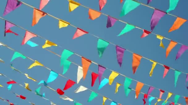 Chaîne drapeaux Pennant contre le ciel bleu — Video