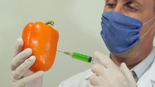 Wissenschaftler spritzt Orangenpfeffer — Stockvideo