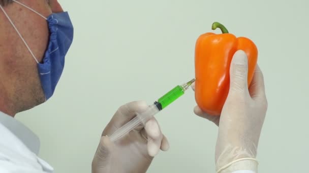 Ученый вводит перец через плечо — стоковое видео