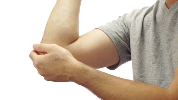 Beyaz izole erkek dirsek ağrısı — Stok video