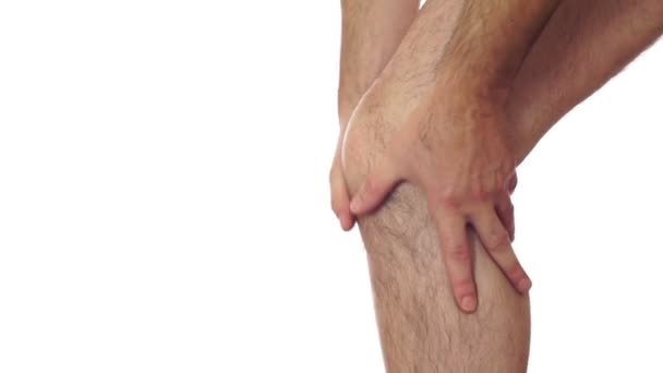 Dolor de rodilla masculino aislado en blanco — Vídeo de stock