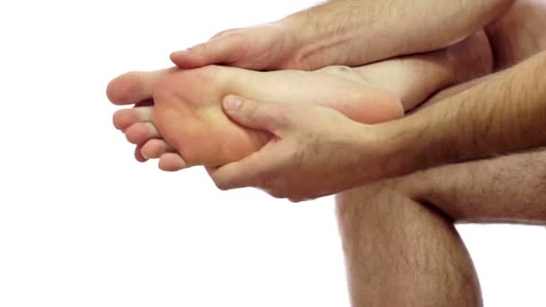 Dor nos pés masculina isolada no branco — Vídeo de Stock