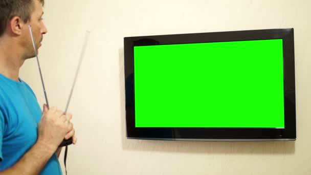 Flatscreen Tv aanpassen antenne groen scherm — Stockvideo