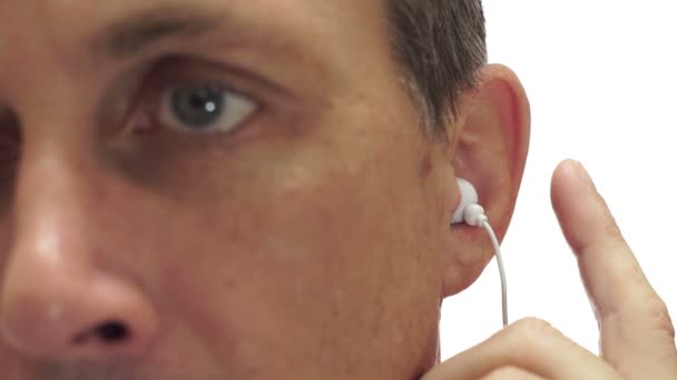Altavoz de auricular masculino primer plano aislado en blanco — Vídeo de stock