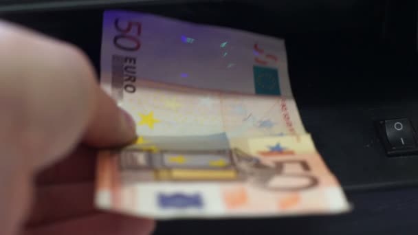 Cinquante Euro argent de l'UE Blacklight Counterfeit Check Gros plan — Video