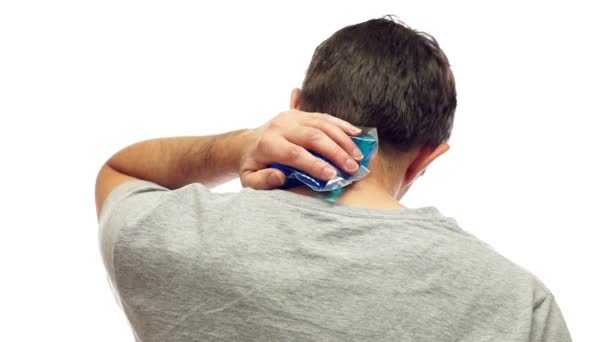 首の痛みのための冷たいパックを持つ男 — ストック動画