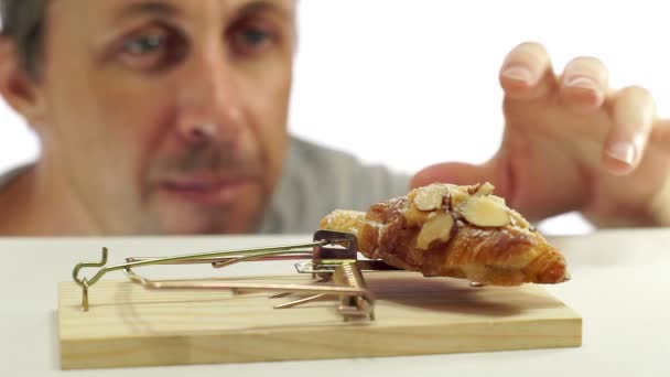 Člověk při pohledu na chleba v past na myši — Stock video