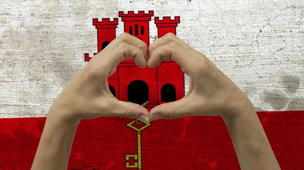 Händer hjärtat Symbol Gibraltar flagg — Stockfoto