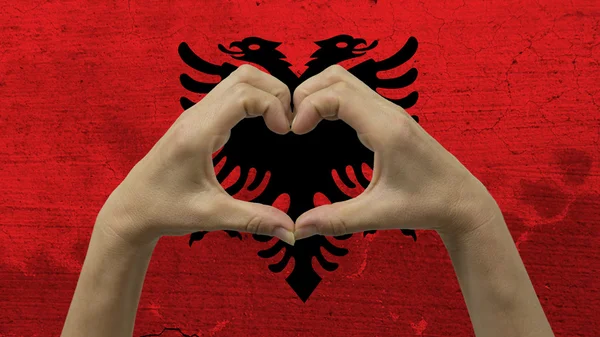 Руки серце символ прапор Албанії — стокове фото