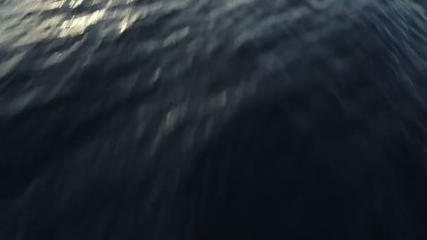 Volare Basso Sopra Oceano Mare Acqua Verso Isola Sullo Sfondo — Video Stock