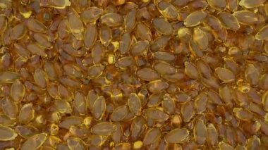 Sağlıkta, sağlıkta ve sağlık sektöründe ilaç, beslenme takviyeleri veya vitaminler için kullanılan pek çok sarı yumuşak kapsül ve jel kapsülünün genel 3 boyutlu animasyon görüntüsü.