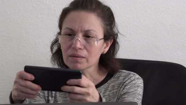 Potret Alami Dari Seorang Wanita Paruh Baya Mengenakan Kacamata Membaca — Stok Video