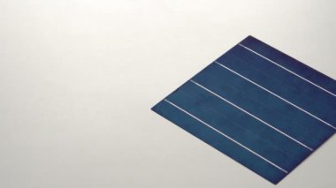 Güneş panellerini inşa etmek için kullanılan bireysel güneş hücreleri, sanki bir endüstriyel fotovoltaik panel ortamındaki atıklar ya da parçalarmış gibi bir yüzeye bırakılıyorlar..