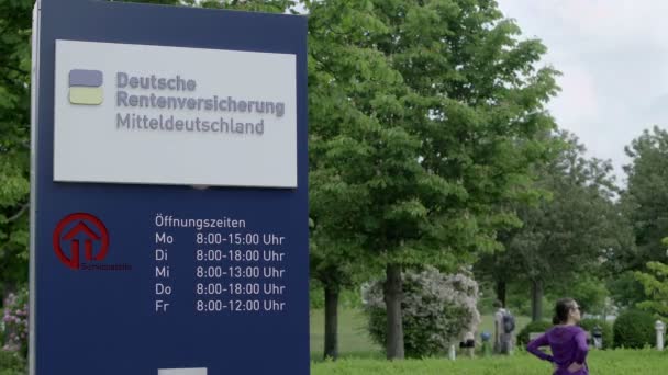 Германі Жуна 2021 Року Знак Позначає Вхід Апарату Німецької Пенсійної — стокове відео