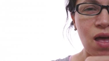 kadın portre yarım yüz öksürük